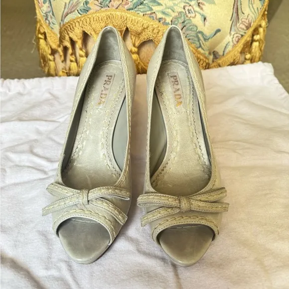 Elegant Prada grey Peep-Toe Heels