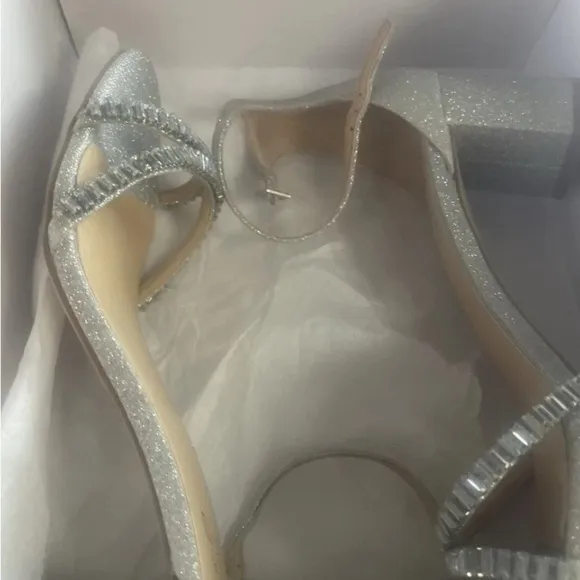 Elegant Silver Women's Heels Badgley Mischka size 9