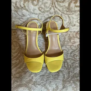 🦄😎💛ESTATE SALE Shoes Heels Material Girl Yellow Sz 5.5 Slingback NWOT