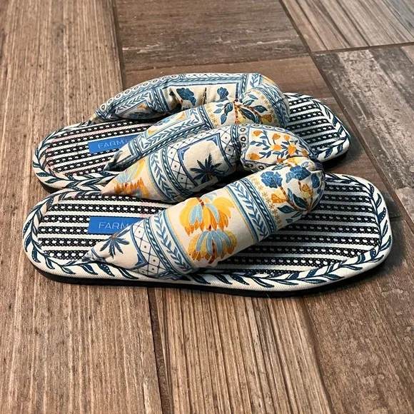 Farm Rio Navy Puffy Flip Flop size Women’s 8