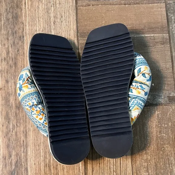 Farm Rio Navy Puffy Flip Flop size Women’s 8