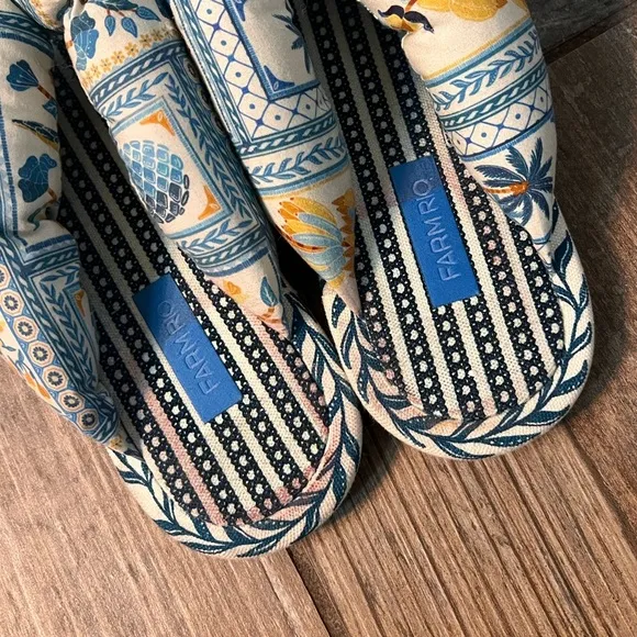 Farm Rio Navy Puffy Flip Flop size Women’s 8
