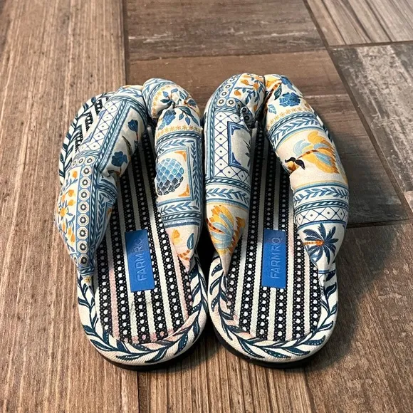Farm Rio Navy Puffy Flip Flop size Women’s 8