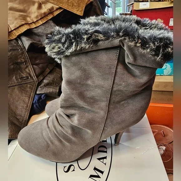 FASHIONABLE WOMAN STEVE MADDEN GRAY HIDDEN PLATFORM  ANKLE BOOTIES SIZE 11
