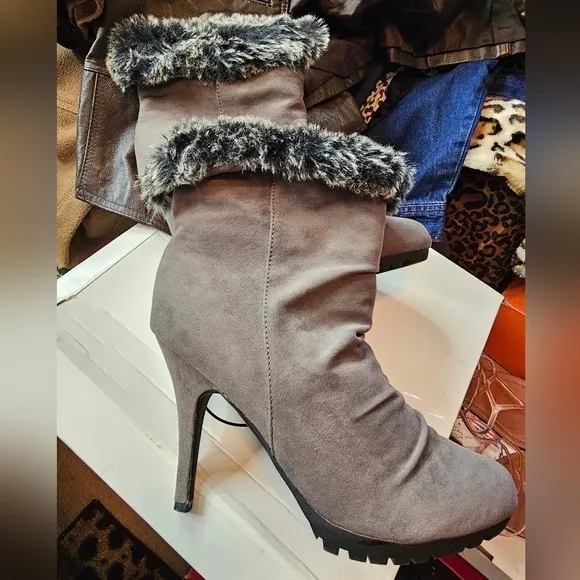 FASHIONABLE WOMAN STEVE MADDEN GRAY HIDDEN PLATFORM  ANKLE BOOTIES SIZE 11