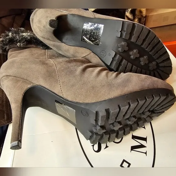FASHIONABLE WOMAN STEVE MADDEN GRAY HIDDEN PLATFORM  ANKLE BOOTIES SIZE 11