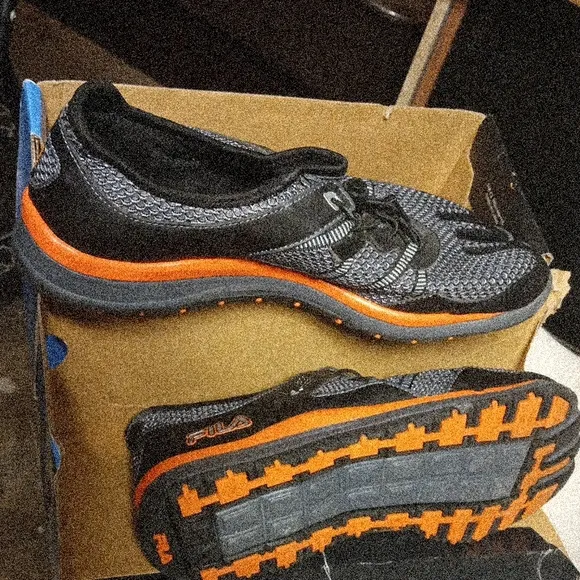 Fila Skele-Toes Trail Shoes in Black and Gray