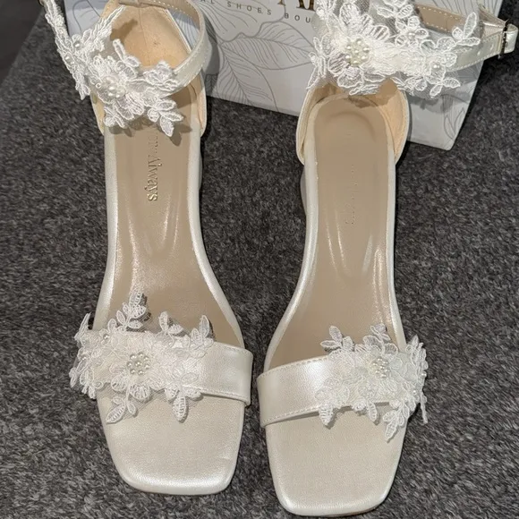 FOREVER &amp; ALWAYS PEARL AND LACE CREAM BRIDAL SHOES US SIZE 9 FLORA