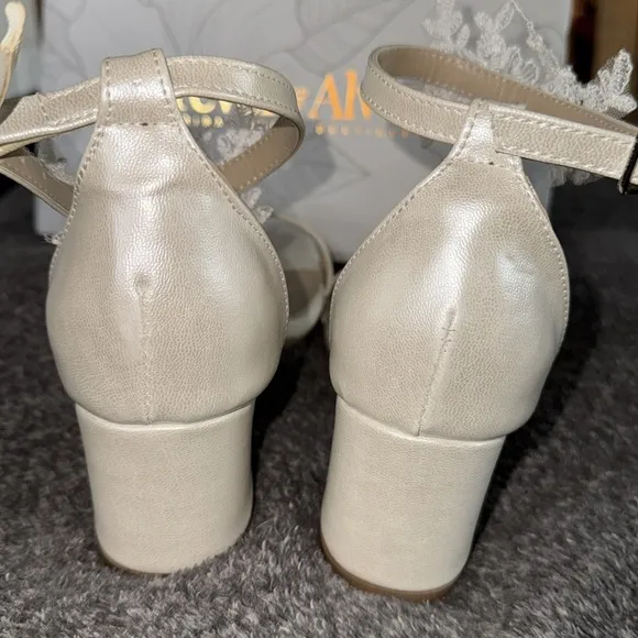 FOREVER &amp; ALWAYS PEARL AND LACE CREAM BRIDAL SHOES US SIZE 9 FLORA