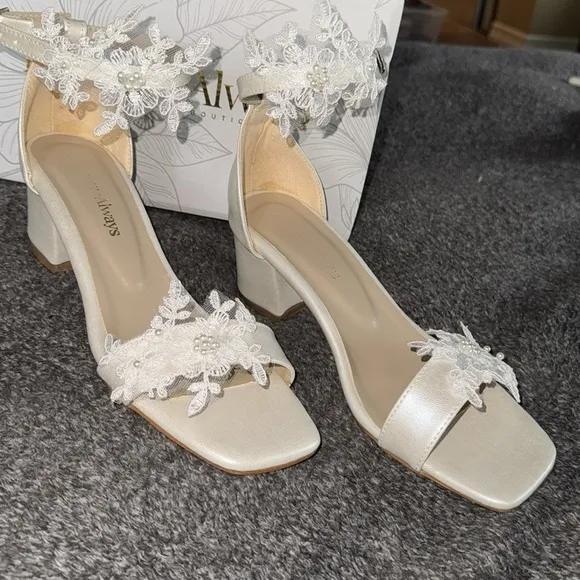 FOREVER &amp; ALWAYS PEARL AND LACE CREAM BRIDAL SHOES US SIZE 9 FLORA