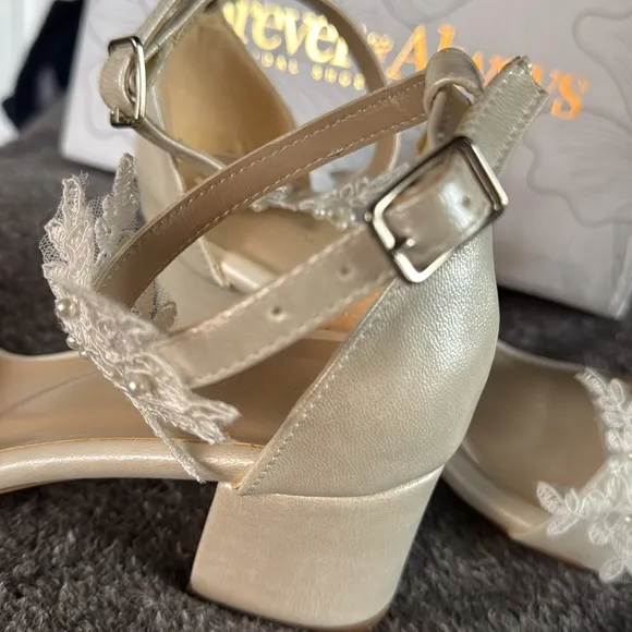 FOREVER &amp; ALWAYS PEARL AND LACE CREAM BRIDAL SHOES US SIZE 9 FLORA