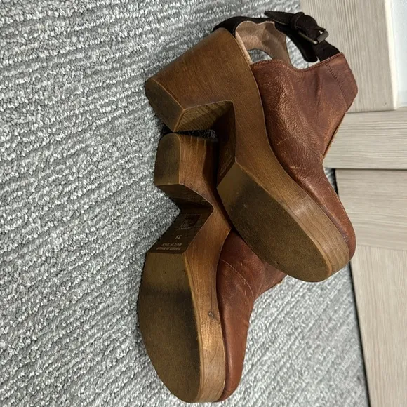 Free people womens Cedar Clog  Chestnut Leather shoes