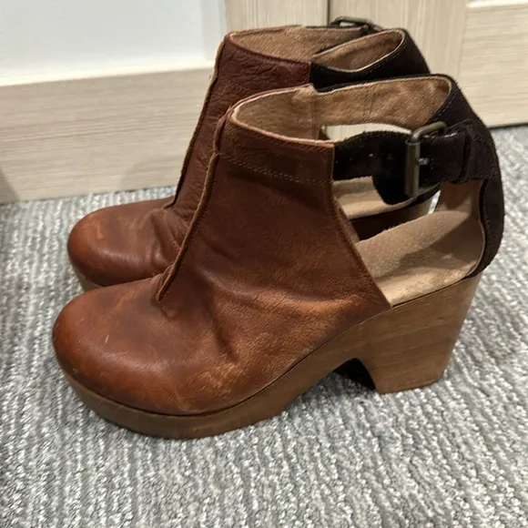Free people womens Cedar Clog  Chestnut Leather shoes
