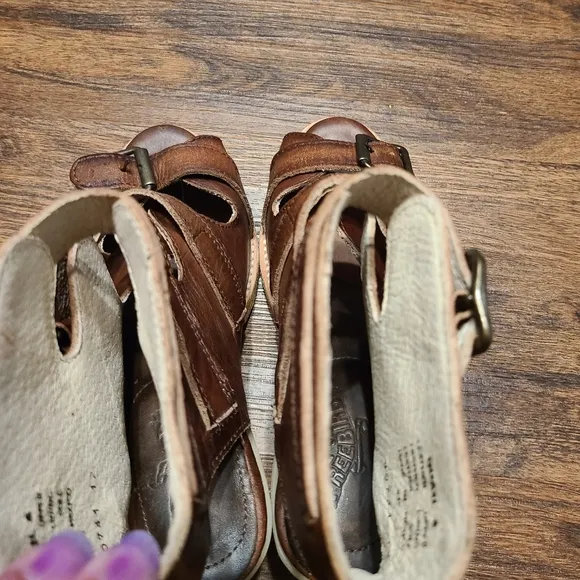 Freebird Quail Brown Leather Cut Out Buckle Sandals Shoes 6