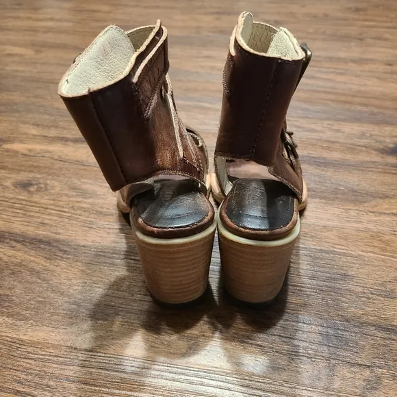 Freebird Quail Brown Leather Cut Out Buckle Sandals Shoes 6
