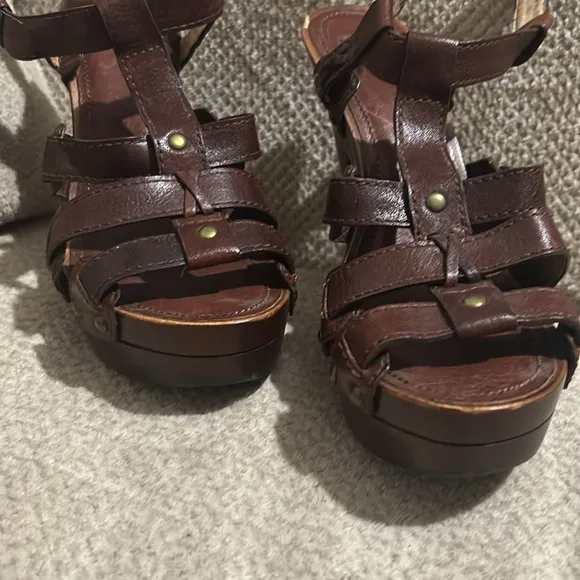 🆕🏷️Frye Leather Wooden Heeled Sandals