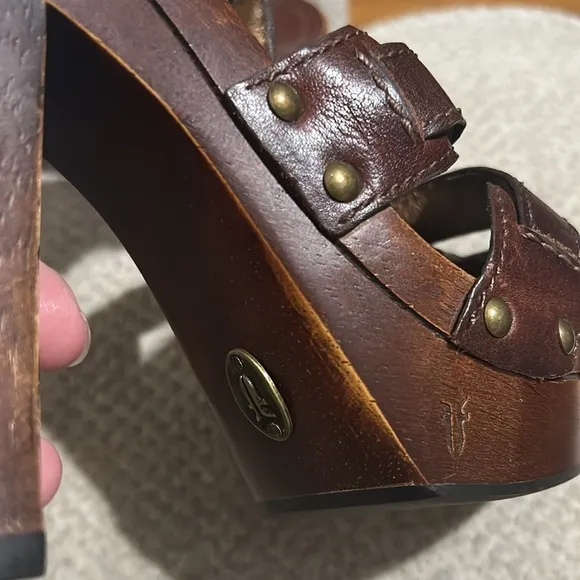 🆕🏷️Frye Leather Wooden Heeled Sandals
