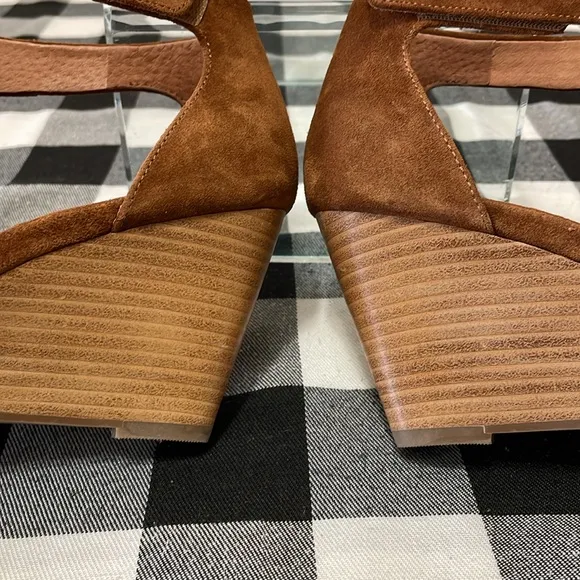 Gentle Souls Lunette Shoes Size 9.5 Open Peep Toe Wedge Brown Suede Leather
