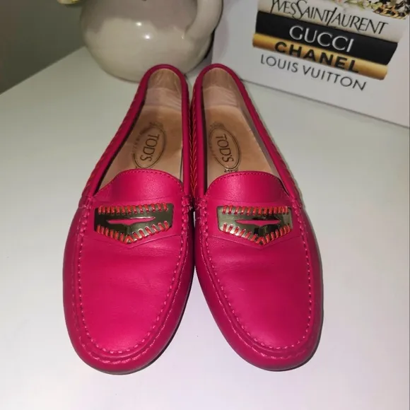 GUC TOD'S LEATHER MOCASSIN SHOES SIZE 39