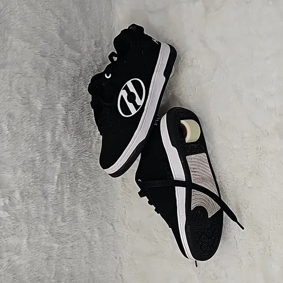 Heelys Voyager Black and White Shoes Size 3Y