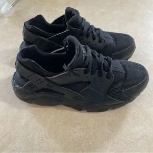 Huarache by Nike Shoes size 6Y 6 Youth all Black sneakers boys or girls