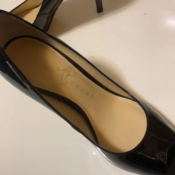 IVANKA TRUMP 5M PEEP TOE BLK  HEELS PATENT LEATHER