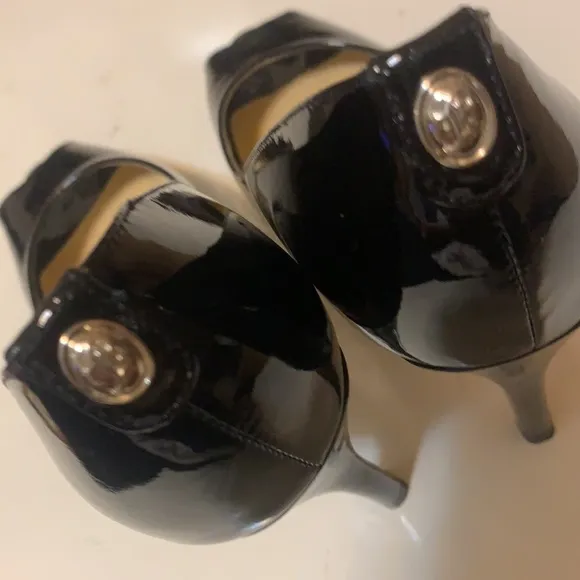 IVANKA TRUMP 5M PEEP TOE BLK  HEELS PATENT LEATHER
