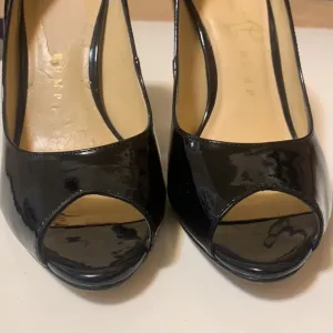 IVANKA TRUMP 5M PEEP TOE BLK  HEELS PATENT LEATHER