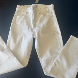 J. CREW toothpick 9 in rise white jeans w/ “perfecting pockets“ some stretch!🤍