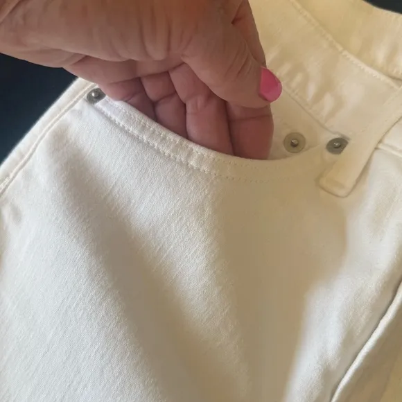 J. CREW toothpick 9 in rise white jeans w/ “perfecting pockets“ some stretch!🤍