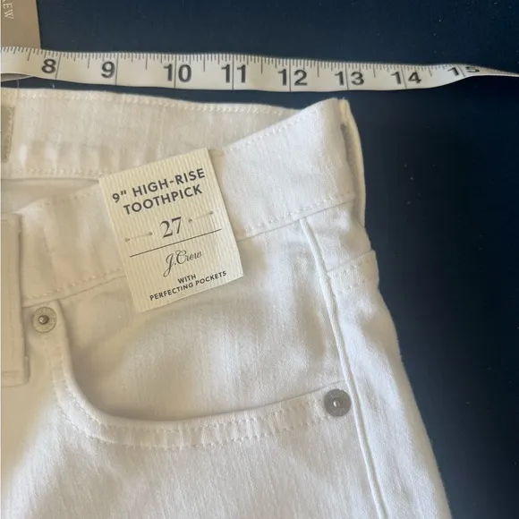J. CREW toothpick 9 in rise white jeans w/ “perfecting pockets“ some stretch!🤍