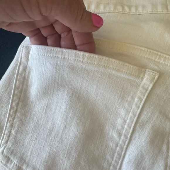 J. CREW toothpick 9 in rise white jeans w/ “perfecting pockets“ some stretch!🤍