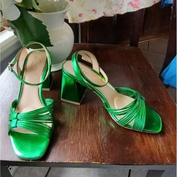 Jewel By Badgley Mischka Metallic Emerald Green Strappy Sandals.  Size 6