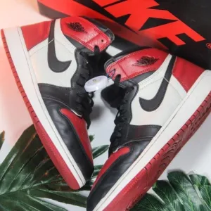 Jordan 1 Black Red White size 7y/8.5W/40EU