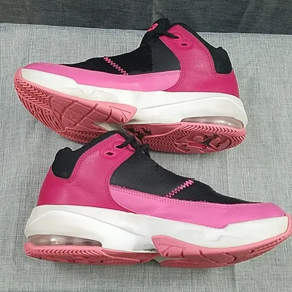 Jordan Max aura 3 dc 1999-062 girls black pink basketball shoes size 5.5Y