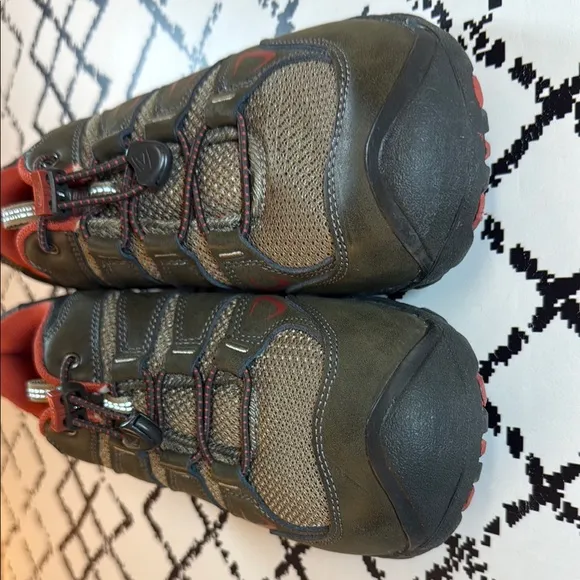 KEEN Trail Hiking Shoes - US Size 6 (Big Boy) - EUC