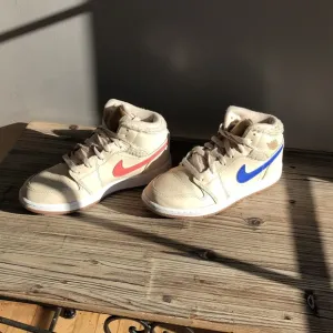 Kids Jordan’s 4.5Y they are beige with all check marks different colors.