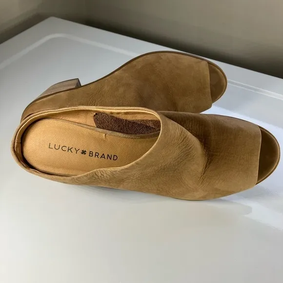 Lucky Brand Mules Size 8.5 Soft Leather Stacked Heel Open Toe *New Small Flaw*