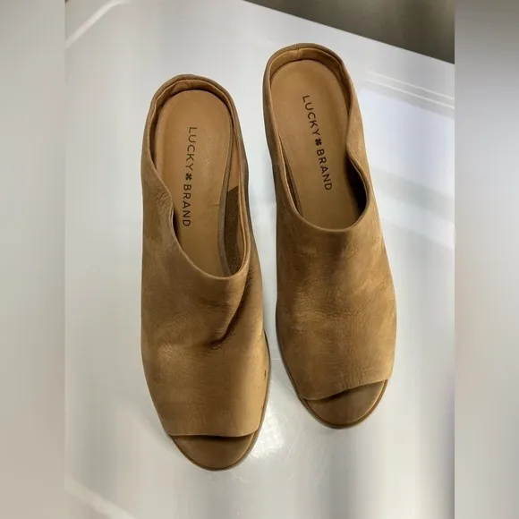 Lucky Brand Mules Size 8.5 Soft Leather Stacked Heel Open Toe *New Small Flaw*