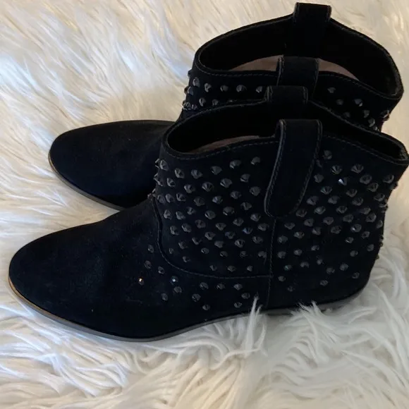 MICHAEL KORS Shoes size 7 BNWOT color black leather well made booties.