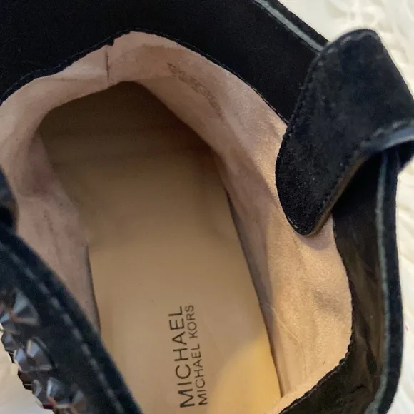 MICHAEL KORS Shoes size 7 BNWOT color black leather well made booties.
