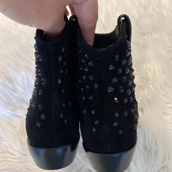 MICHAEL KORS Shoes size 7 BNWOT color black leather well made booties.