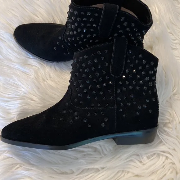 MICHAEL KORS Shoes size 7 BNWOT color black leather well made booties.