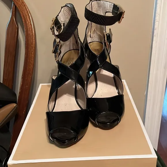 Michael Kors Tamara Women's Black Patent Leather Open Toe Heels Shoes, size 9.5