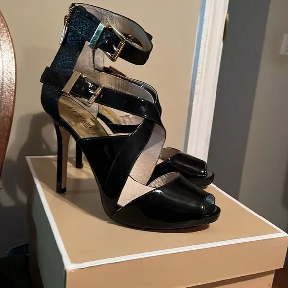 Michael Kors Tamara Women's Black Patent Leather Open Toe Heels Shoes, size 9.5