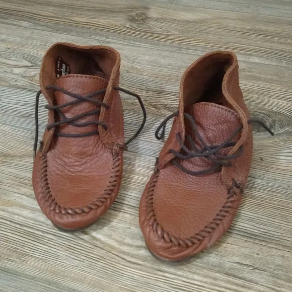 Minnetonka Leather Lightweight Slouchy Lace Up Moccasin Shoes