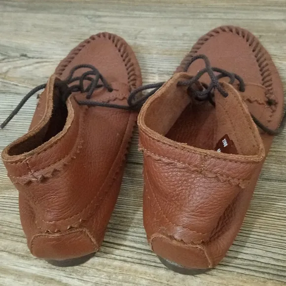 Minnetonka Leather Lightweight Slouchy Lace Up Moccasin Shoes