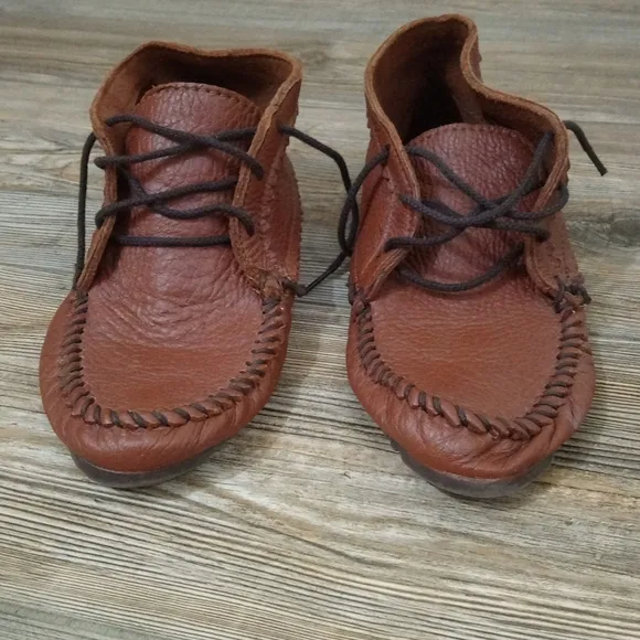 Minnetonka Leather Lightweight Slouchy Lace Up Moccasin Shoes