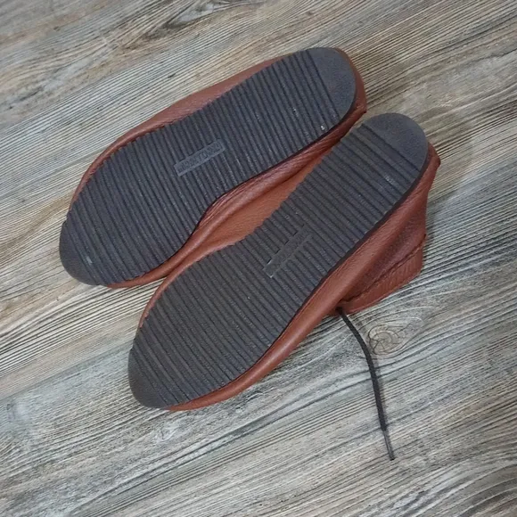 Minnetonka Leather Lightweight Slouchy Lace Up Moccasin Shoes