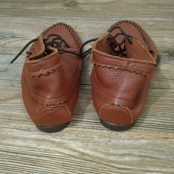 Minnetonka Leather Lightweight Slouchy Lace Up Moccasin Shoes